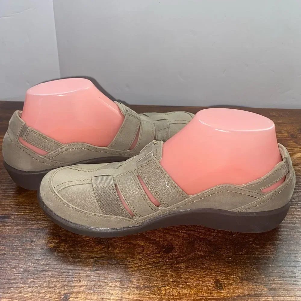 Cloudsteppers by Clark’s Slip On Sand Beige Sneakers Sandal Shoes Wm’s Size 8